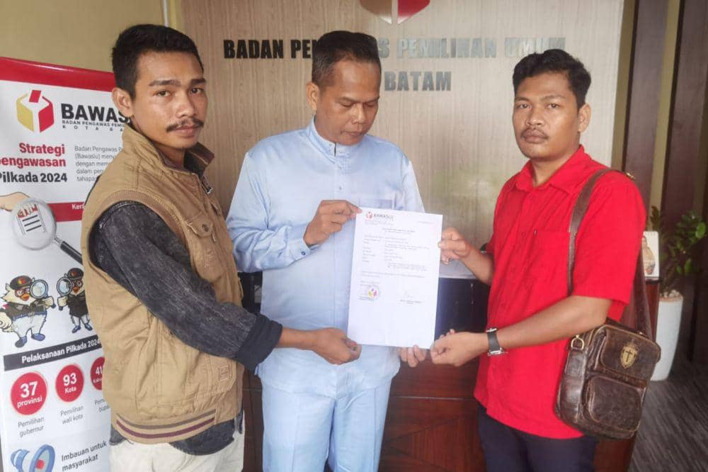 Komisioner Bawaslu Batam, Reza (tengah) menerima laporan dugaan pelanggaran netralitas ASN (IDN Times/Putra Gema Pamungkas)
