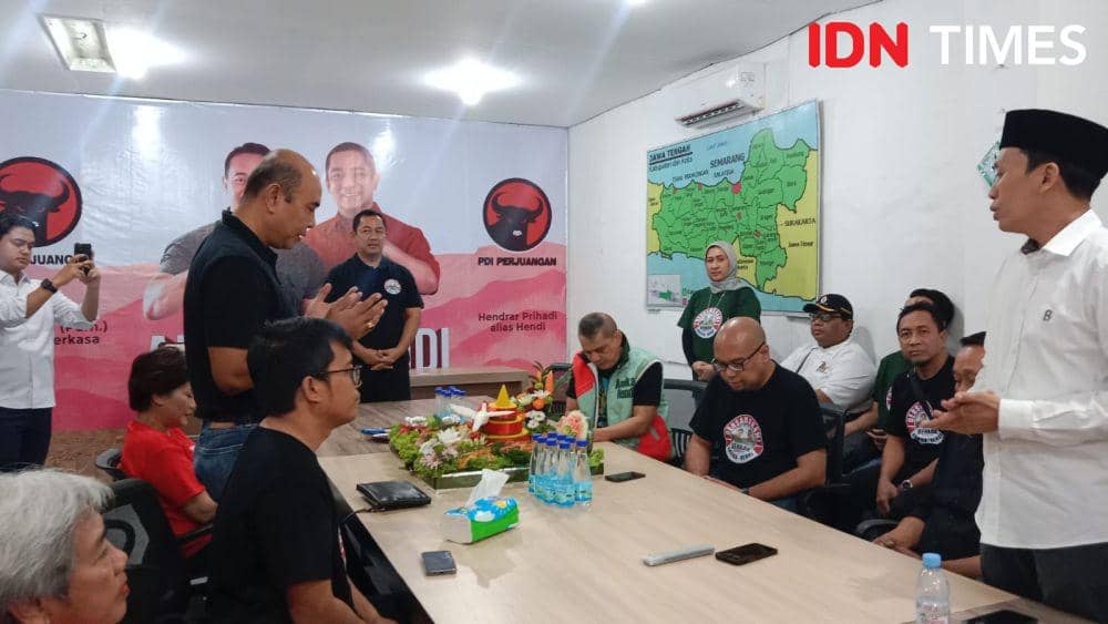 Calon Wakil Gubernur Jateng Hendrar Prihadi alias Hendi saat syukuran di Posko Pemenangan Andika-Hendi Jalan Pandanaran Semarang. (IDN Times/Fariz Fardianto)