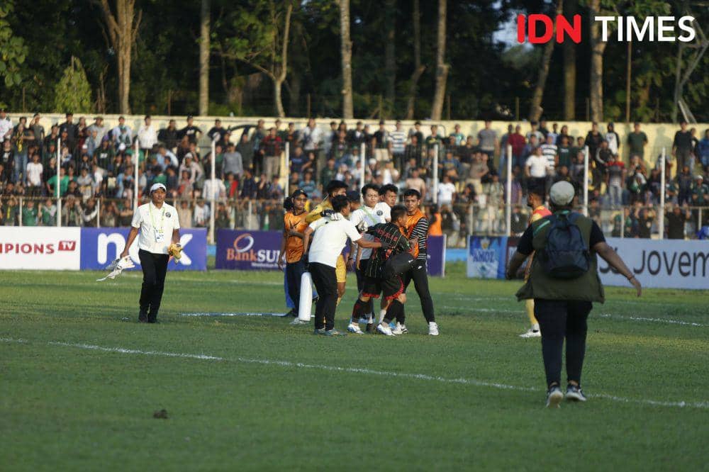Insiden PSMS kontra Bekasi City di Stadion Baharoeddin Siregar, Lubukpakam, 2 Oktober 2024 (IDN Times/Doni Hermawan)