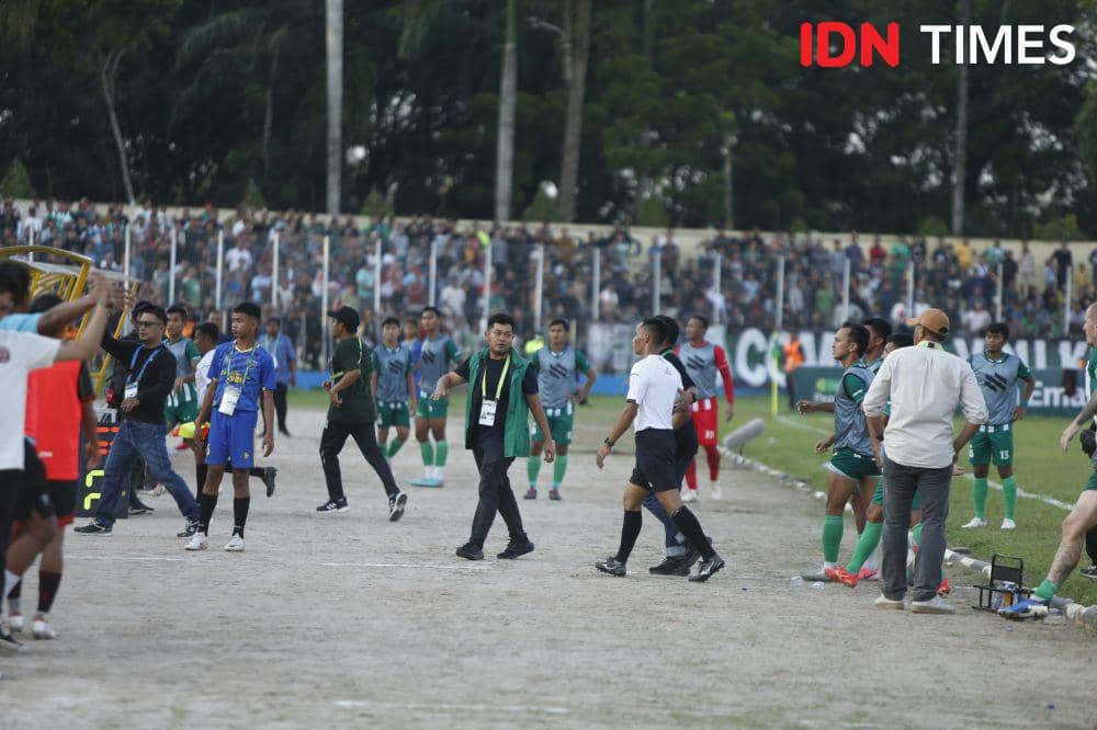 Insiden PSMS kontra Bekasi City di Stadion Baharoeddin Siregar, Lubukpakam, 2 Oktober 2024 (IDN Times/Doni Hermawan)
