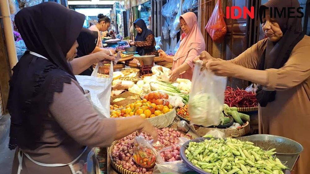 Aktifitas jual beli di pasar sayur Magetan. IDN Times/ Riyanto.