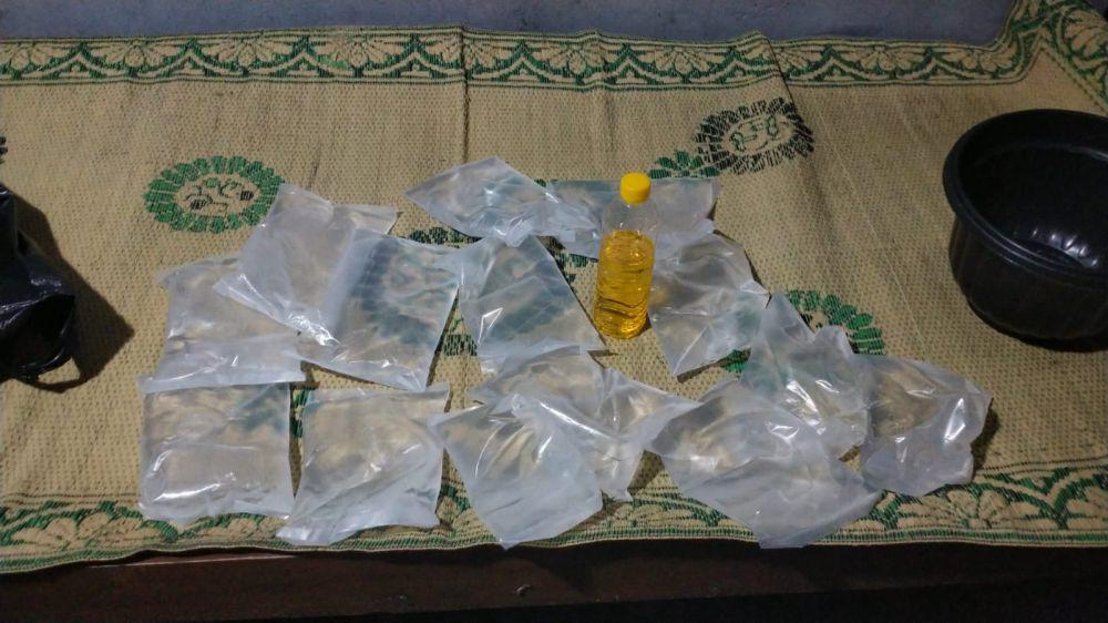 Barang bukti miras oplosan yang diamankan polisi.(IDN Times/Daruwaskita)