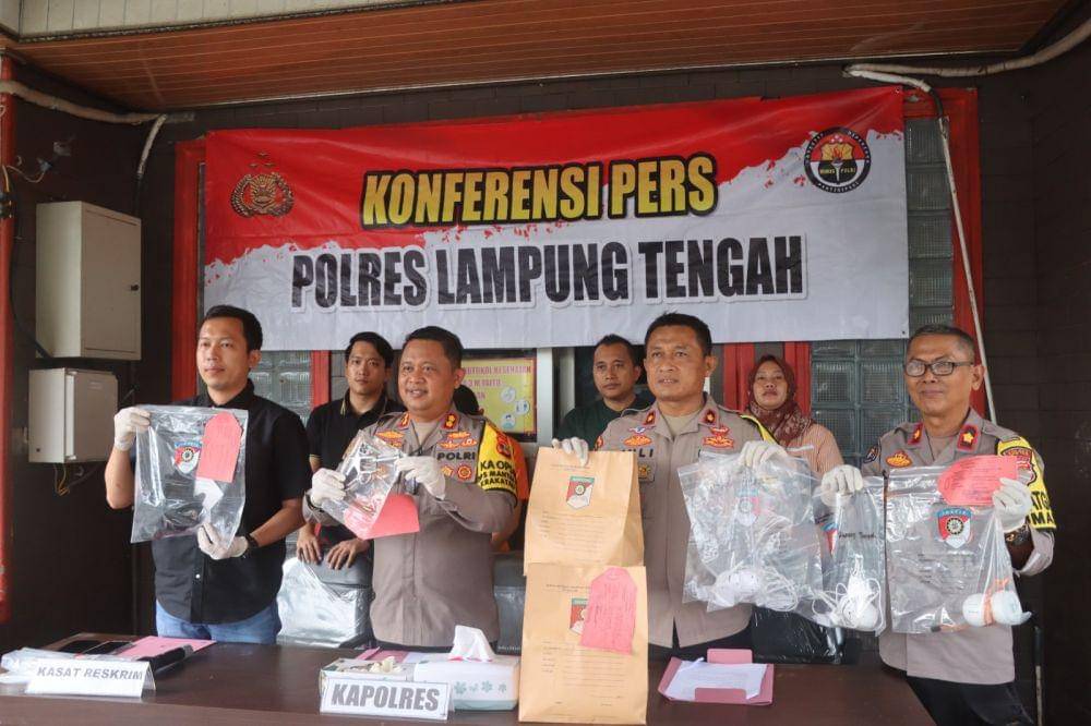 Konferensi ungkap kasus suami tembak istri di Lampung Tengah. (Dok. Polres Lampung Tengah).