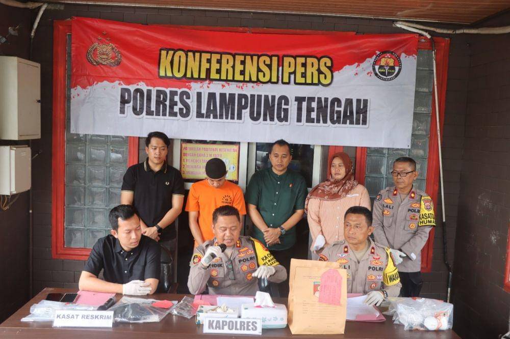 Konferensi ungkap kasus suami tembak istri di Lampung Tengah. (Dok. Polres Lampung Tengah).