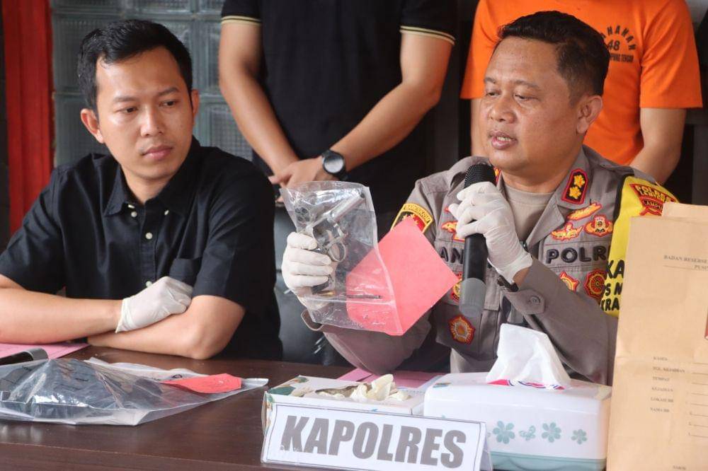 Konferensi ungkap kasus suami tembak istri di Lampung Tengah. (Dok. Polres Lampung Tengah).