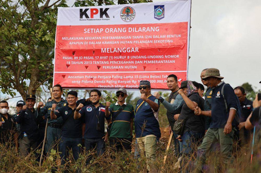 KPK dan Pemprov NTB memasang plang di lokasi tambang emas ilegal di Sekotong Lombok Barat, Jumat (4/10/2024). (dok. KPK)