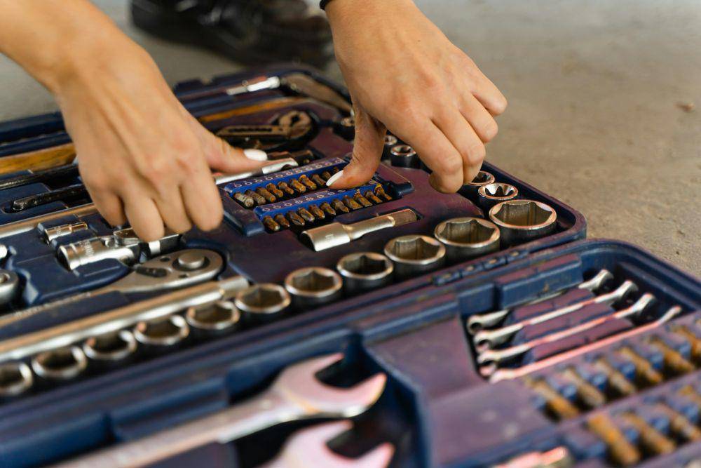 ilustrasi merawat hand tools (pexels.com/Anastasia Shuraeva)