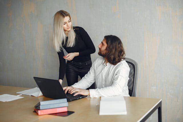 ilustrasi sedang mengobrol (pexels.com/Gustavo Fring)