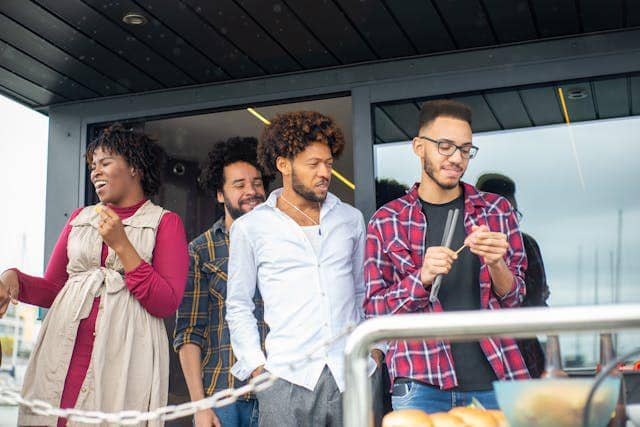 ilustrasi pria menghadiri pesta (pexels.com/Kampus Production)