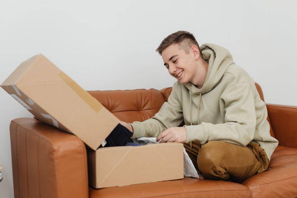 ilustrasi membuka paket (pexels.com/Karolina Kaboompics)