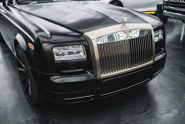 Potret mobil rolls royce sedang parkir(pexels.com/jae p)