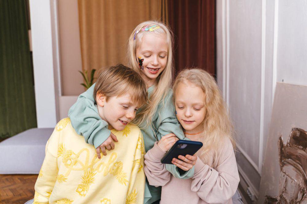 Apakah Anak Siap Memiliki Handphone? Kenali 4 Ciri Pentingnya!