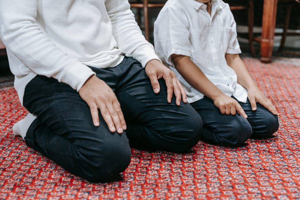 Ilustrasi orang tua dan anak salat (pexels.com/Timur Weber)