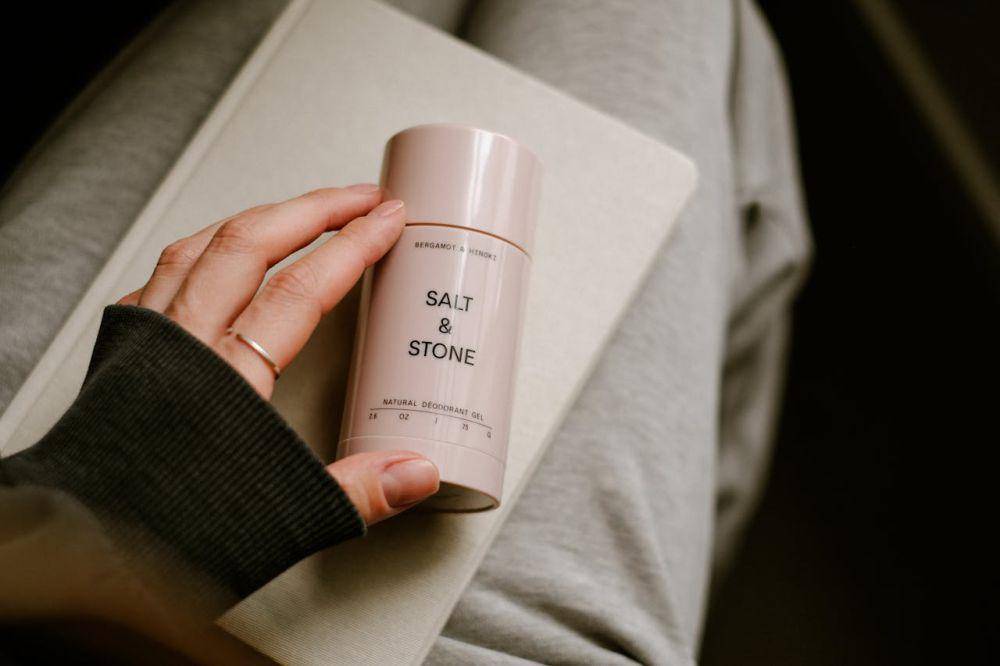 ilustrasi deodoran berwarna pink untuk perempuan (pexels.com/Valeriia Miller)