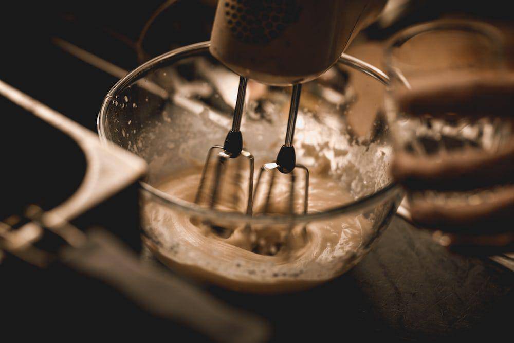 Ilustrasi mengocok whipped cream (unsplash.com/@robwicks)