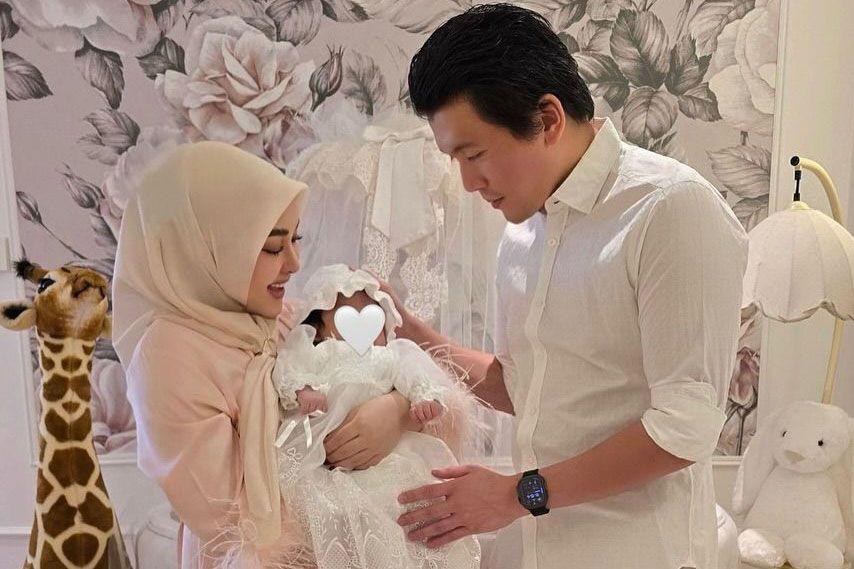 7 Potret Syahrini dan Reino Peringati 2 Bulan Kelahiran Putri Pertama