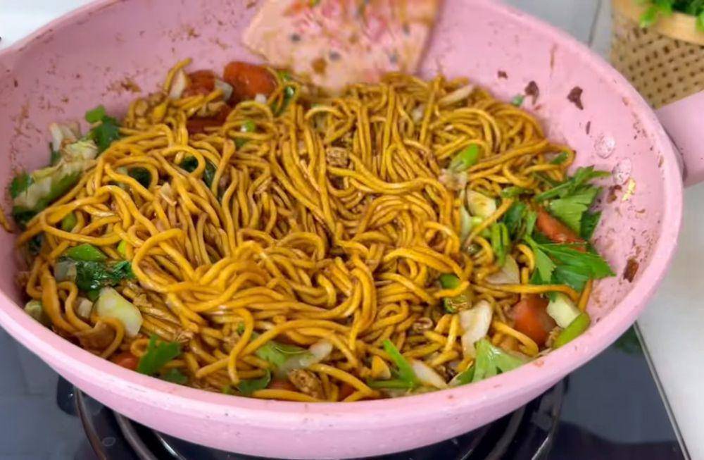 ilustrasi memasak bakmi goreng Jawa ala abang-abang (YouTube.com/Ika Mardatillah)