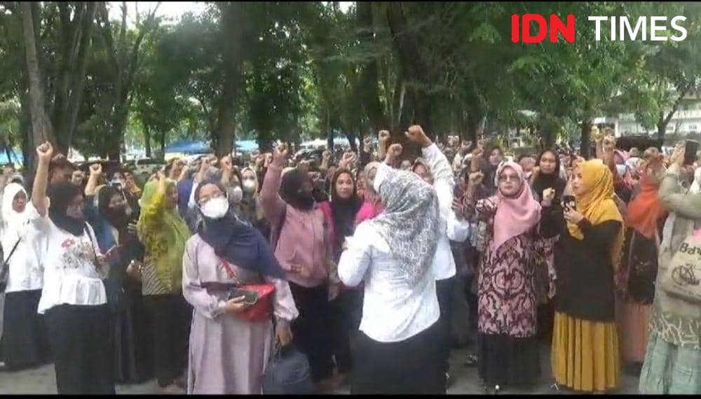 Ratusan guru yang sudah menerima SK pengangkatan PPPK Langkat berdemo (IDN Times/ Bambang Suhandoko)