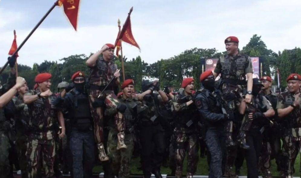 Mayjen Djon Afriandi (kanan) usai resmi melakukan serah terima jabatan di Mako Kopassus. (Dokumentasi Penerangan Kopassus