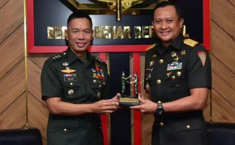 Danjen Kopassus, Mayjen TNI Djon Afriandi (kanan) di kantor Kopassus pada Juli 2024. (Dokumentasi Dinas Penerangan Kopassus)