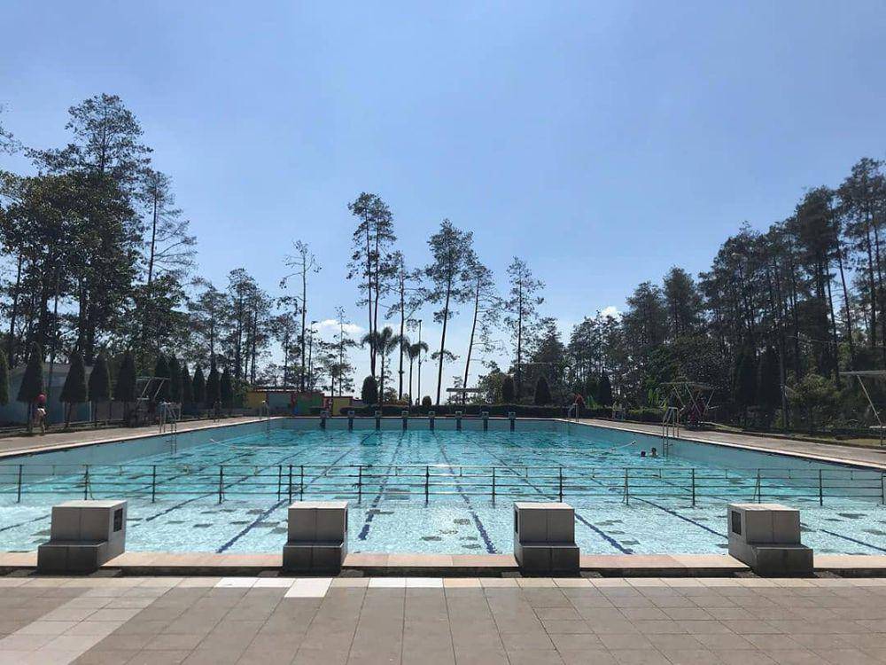 Kolam renang di Pemandian Air Panas Padusan. Instagram/pacetadventure_