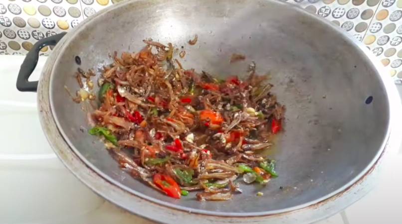 ilustrasi memasak tumis teri (YouTube.com/Dapur Bunda Novila)