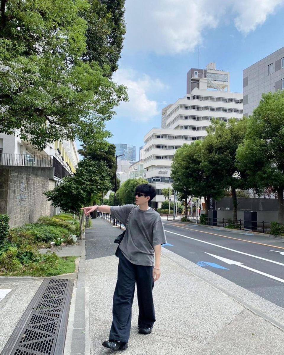 mix and match baggy pants ala Off Jumpol (instagram.com/tumcial)