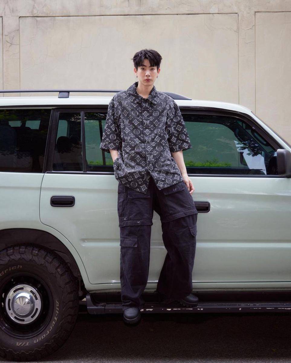 mix and match baggy pants ala Off Jumpol (instagram.com/tumcial)