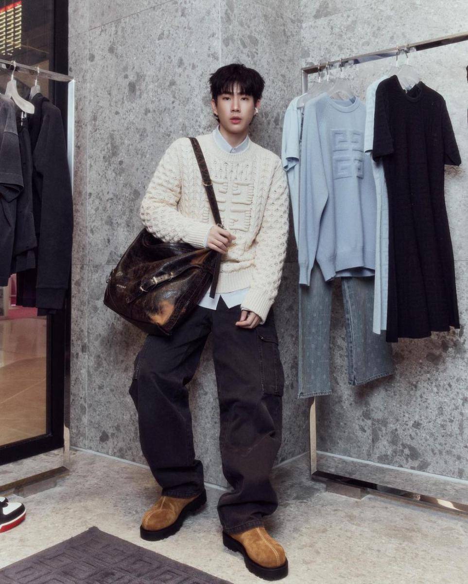 mix and match baggy pants ala Off Jumpol (instagram.com/tumcial)