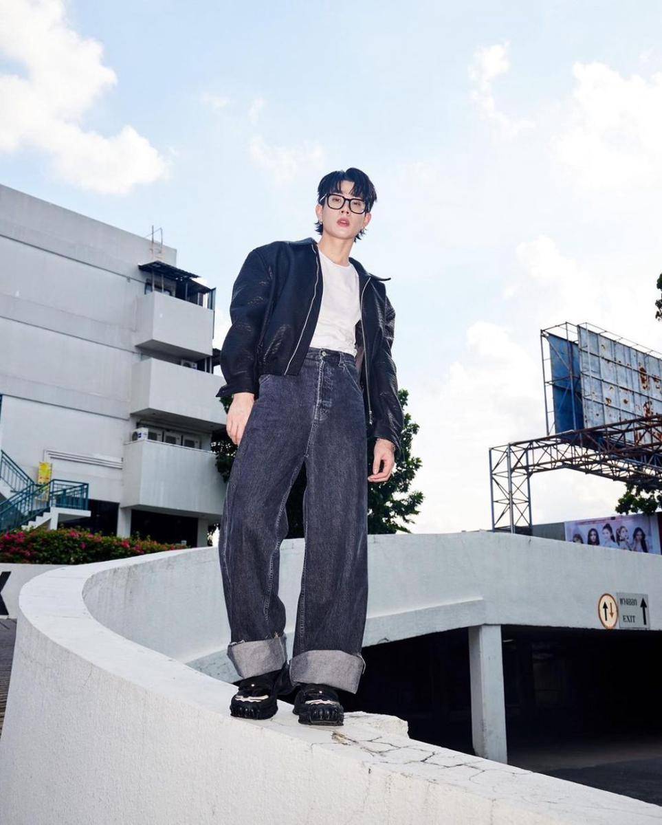 mix and match baggy pants ala Off Jumpol (instagram.com/tumcial)