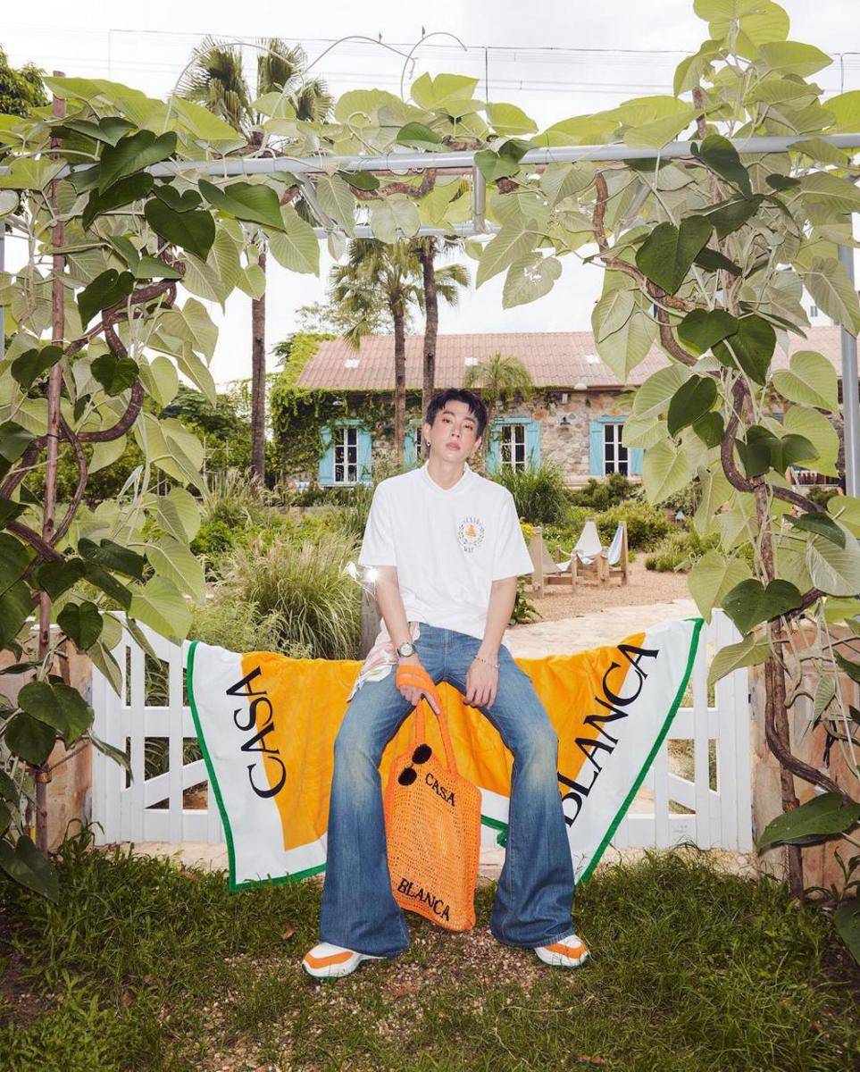mix and match baggy pants ala Off Jumpol (instagram.com/tumcial)