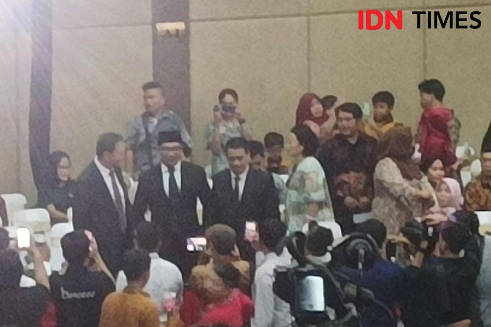 Momen Ridwan Kamil dan Ahok Jabat Tangan saat Bertemu di DPRD DKI