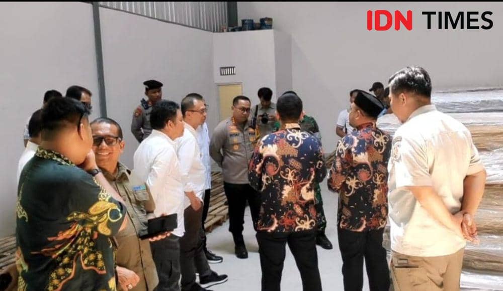 Pejabat Sementara (Pjs) Wali Kota Balikpapan Ahmad Muzakkir bersama Forkopimda mengecek kesiapan logistik pilkada serentak, Jumat (4/10/2024). (IDN Times/Hilmansyah)