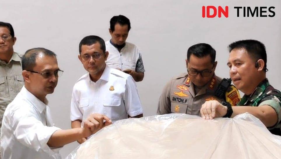 Pejabat Sementara (Pjs) Wali Kota Balikpapan Ahmad Muzakkir bersama Forkopimda mengecek kesiapan logistik pilkada serentak, Jumat (4/10/2024). (IDN Times/Hilmansyah)