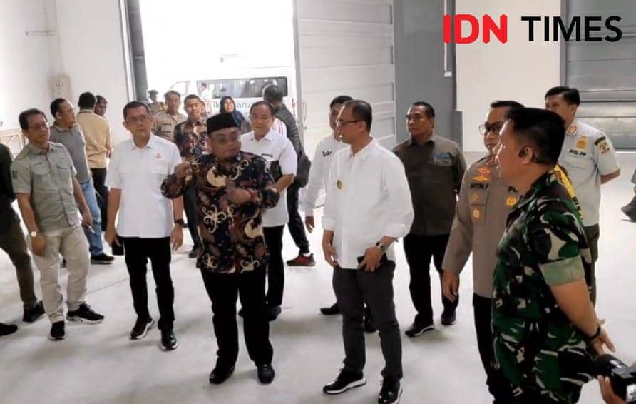 Pejabat Sementara (Pjs) Wali Kota Balikpapan Ahmad Muzakkir bersama Forkopimda mengecek kesiapan logistik pilkada serentak, Jumat (4/10/2024). (IDN Times/Hilmansyah)