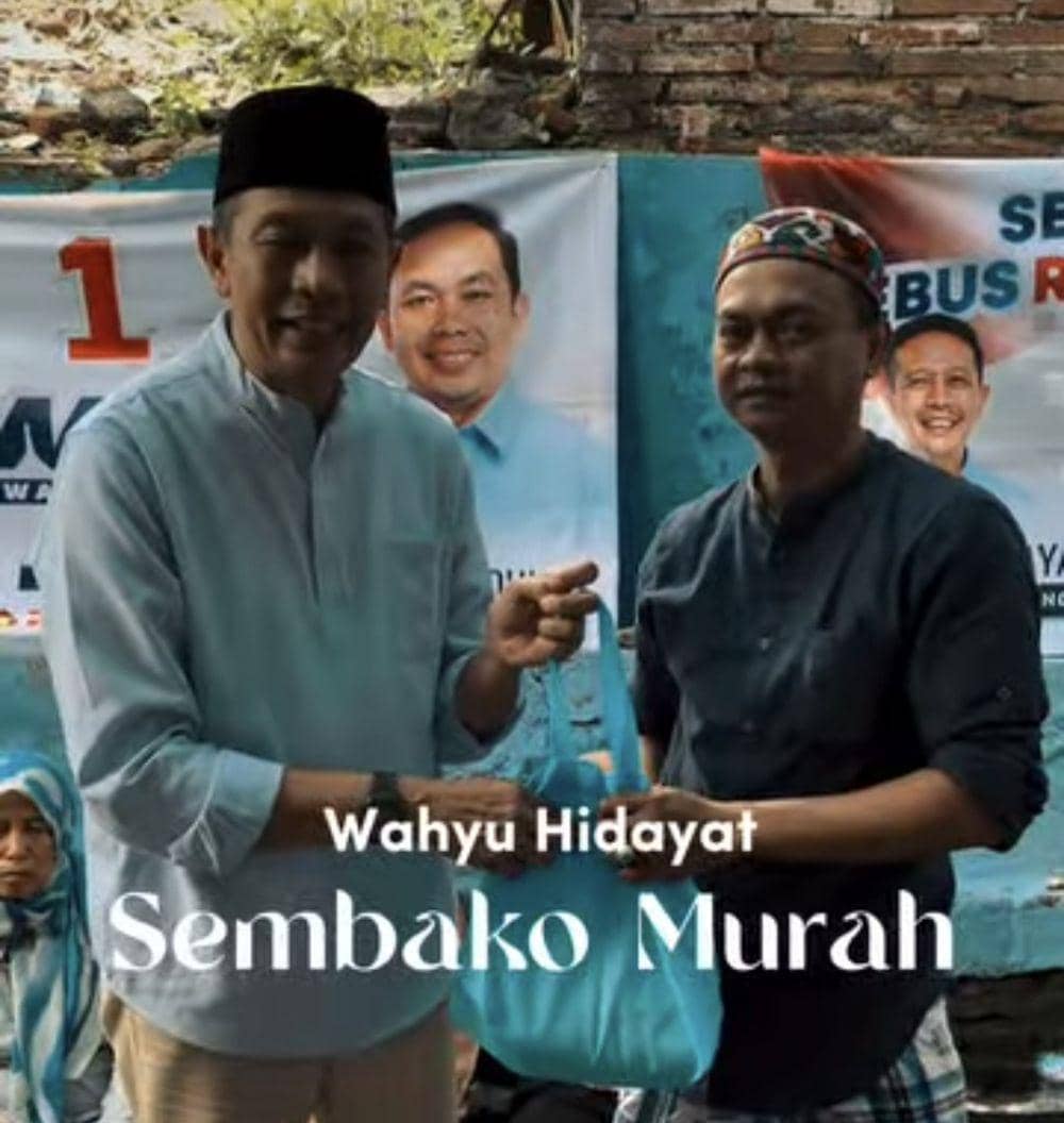 Wahyu Hidayat saat membagi sembako murah. (Instagram/@wali_malang2024)