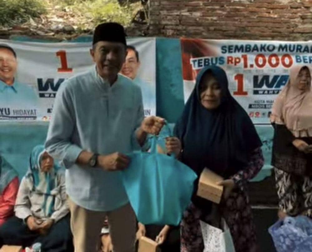 Wahyu Hidayat saat membagi sembako murah. (Instagram/@wali_malang2024)