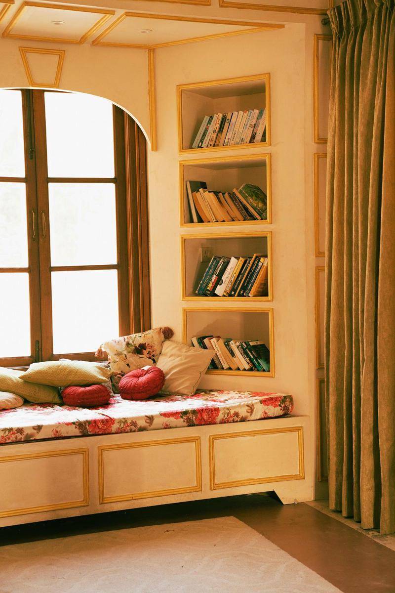 inspirasi built-in bookcase (pexels.com/@rahul-pundir-1268037)