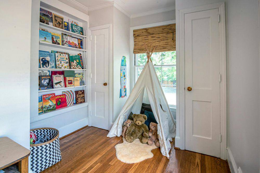 inspirasi built-in bookcase (pexels.com/@curtis-adams-1694007)