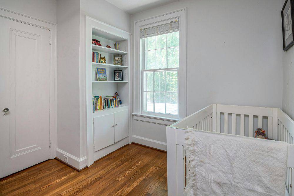 inspirasi built-in bookcase (pexels.com/@curtis-adams-1694007)