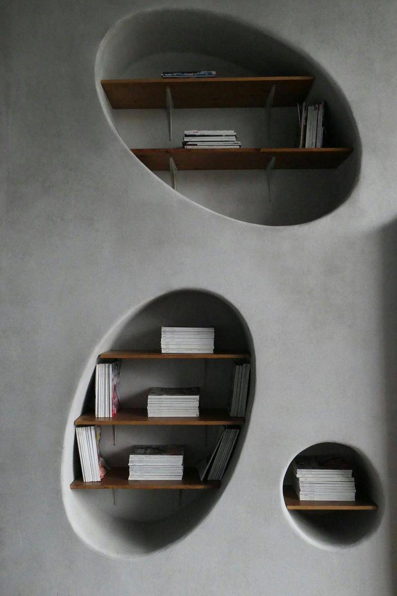 inspirasi built-in bookcase (pexels.com/@nadin-sh-78971847)