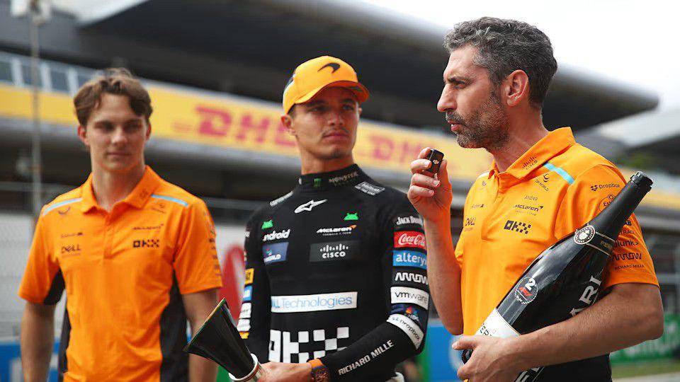 Andrea Stella (kanan) bersama Lando Norris dan Oscar Piastri. (formula1.com)