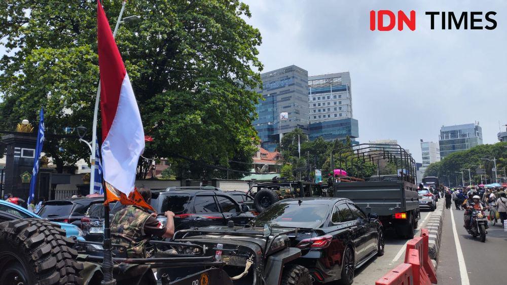 Pawai Kendaraan Taktis HUT TNI Terjebak Macet Panjang di Gambir