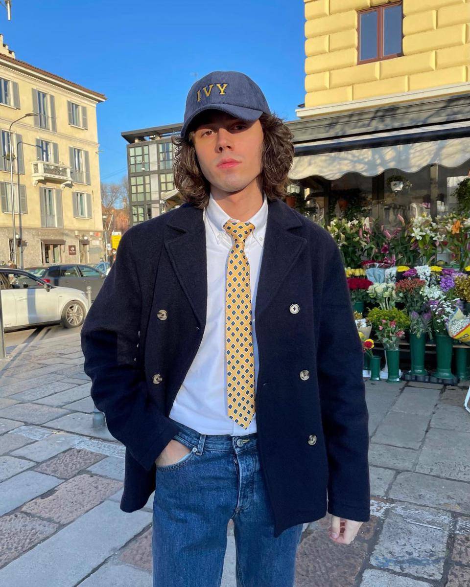 Styling outfit menggunakan dasi (Instagram.com/lorenzobooh)