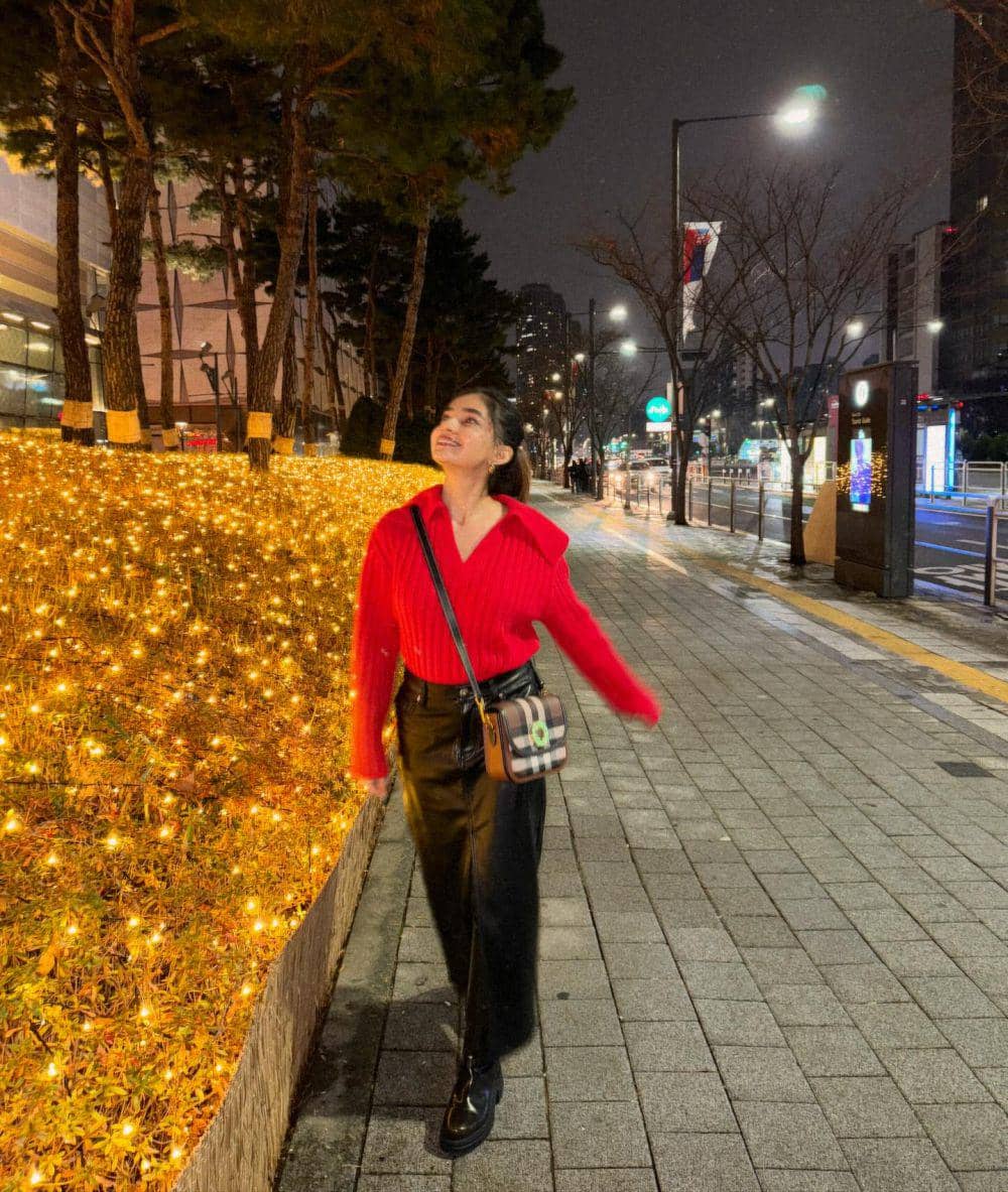 inspirasi outfit urban tourist ala Anushka Sen (instagram.com/anushkasen0408)