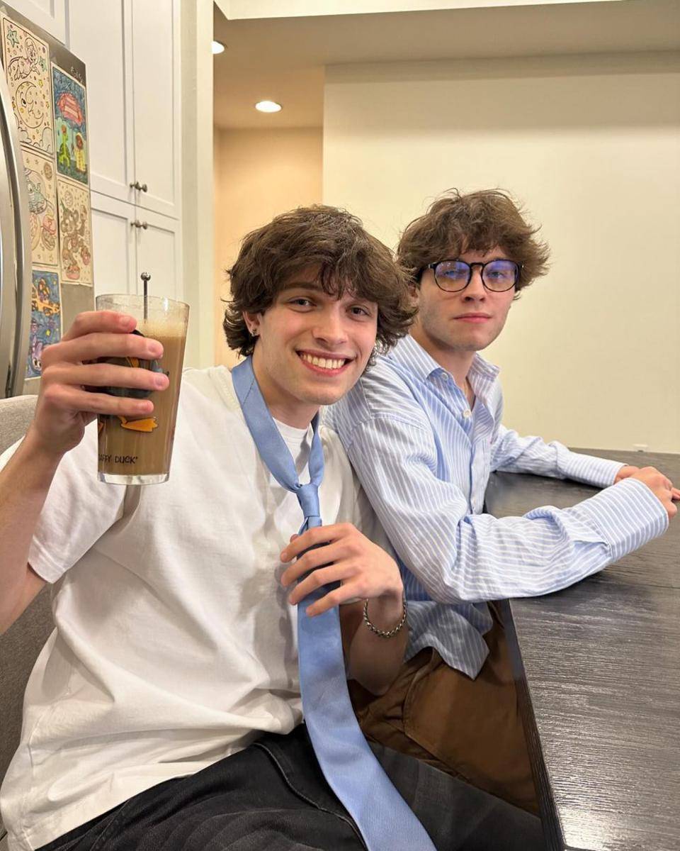 Styling dasi ala Sturniolo Triplets (Instagram.com/sturniolo.triplets)