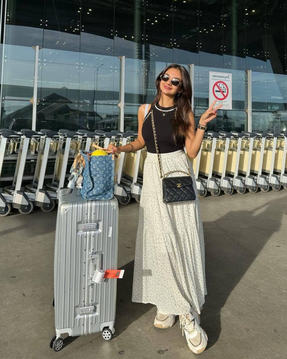 inspirasi outfit urban tourist ala Anushka Sen (instagram.com/anushkasen0408)