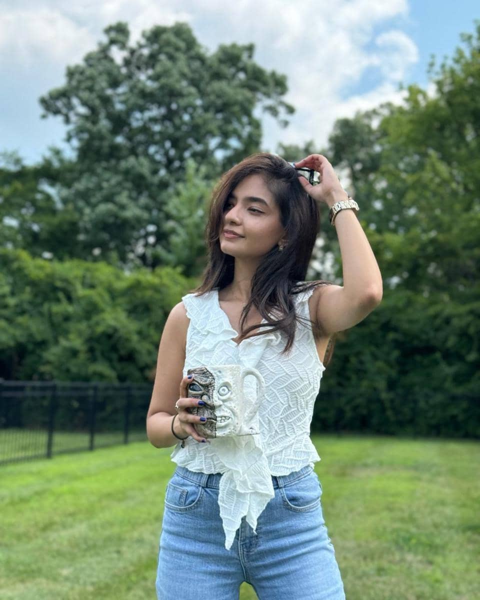 inspirasi outfit urban tourist ala Anushka Sen (instagram.com/anushkasen0408)