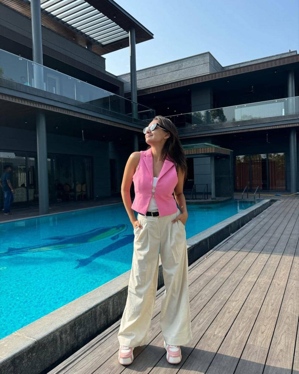 inspirasi outfit urban tourist ala Anushka Sen (instagram.com/anushkasen0408)