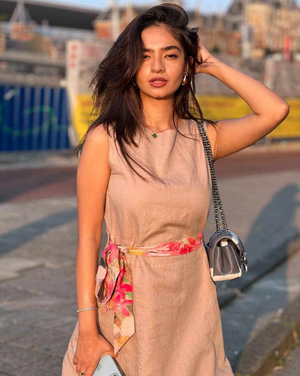 inspirasi outfit urban tourist ala Anushka Sen (instagram.com/anushkasen0408)